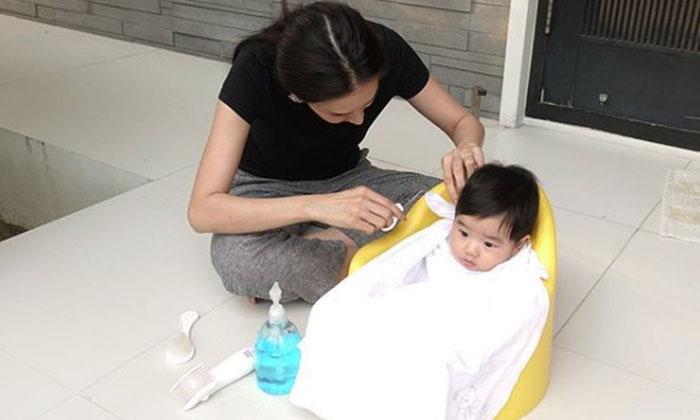 นั่งนิ่งให้แม่เนยตัดผม น่าเอ็นดูมาก