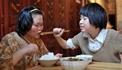 สาวน้อยหัวใจเพชร ดูแลแม่ปัญญาอ่อนกว่า 7 ปี