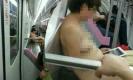 สาวจีนเปลือยกาย เล่นไอแพดกลางรถไฟใต้ดิน